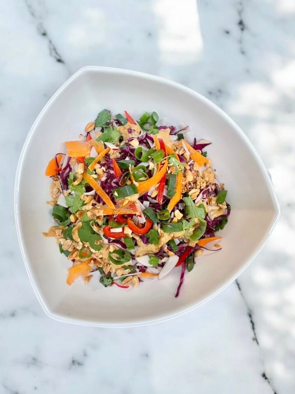 Thai noodle salad with peanut sauce (vegan)